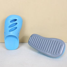 Produktbild von 1 Paar Lustige Höhlenschuhform Hundebadespielzeug Bissfest Weiche Hausschuhe Hundebissspielzeug Hund Langeweile lindern Kauspielzeug Haustierbedarf