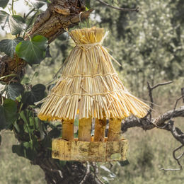 Produktbild von Antikas Futterstation aus Birkenholz mit Strohdach