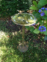 Produktbild von Antikas Futterstation Vogeltränke mit trinkendem Kolibri aus Eisen