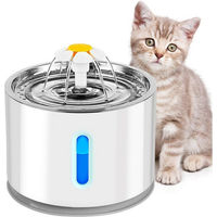 Produktbild von AIMAX Trinkbrunnen für Katzen und Hunde aus Edelstahl mit 2,4 L Fassungsvermögen und Aktivkohlefilter, ultraleise USB-Betriebung, Silber