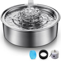 Produktbild von AIMAX Trinkbrunnen für Katzen und Hunde aus Edelstahl mit 2L Fassungsvermögen und Aktivkohlefilter, Automatischer Wasserspender mit ultra leiser Pumpe, Silber