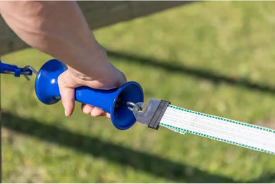 Produktbild von AKO Premium Türgriff mit 40 mm Bandanschluss und Litzclip in Blau aus Kunststoff