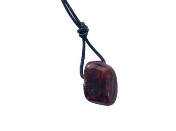 Produktbild von Amberdog Bernstein Anhänger Amulett MINI mit Band cognac inklusive Echtheitszertifikat