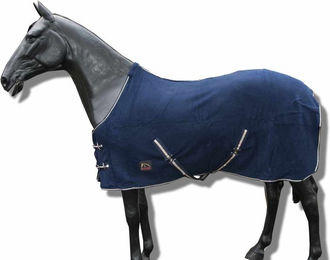 AMKA Fleece-Pferdedecke als Abschwitzdecke und Transportdecke mit Kreuzgurten in Blau – Bild 1 von 3