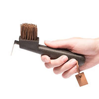 Produktbild von Animalon 2 in 1 Hufkratzer für Pferde mit Naturborsten und Edelstahl-Picker in Braun