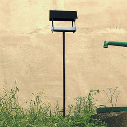 Antikas Vogelhaus aus Metall mit Teleskopständer als Futterstation für Vögel in Grau und Schwarz – Bild 1 von 7