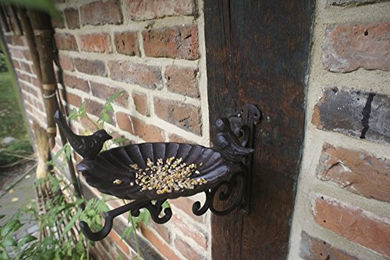 Antikas Vogelhaus und Vogeltränke aus Metall in Edelrost-Optik als Wandmontage für Balkon und Terrasse – Bild 1 von 12