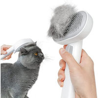 Produktbild von Aumuca Katzenbürste mit Auslöseknopf aus Edelstahl in Weiß für die Fellpflege von Katzen