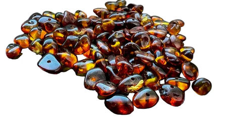 Produktbild von Baltische Bernstein Splitterperlen 10g – gebohrt 6–10mm – Dunkel Cognac – Lose Perlen für Schmuckherstellung