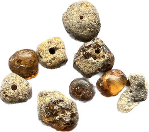 Produktbild von Baltischer Bernstein mit gebohrtem Loch lose Perlen XXL in Kugelform grün mit Inklusen selten