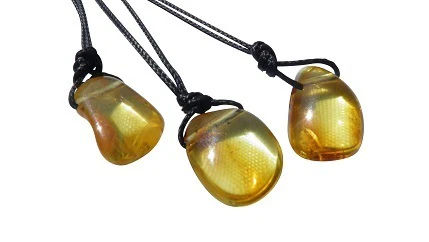 Produktbild von Bernstein Anhänger Amulett MINI mit Band