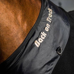 Back on Track Supreme Abschweißdecke mit D-Ringen Schwarz – Bild 1 von 4