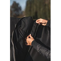Produktbild von Back on Track Weidedecke Obsidian Turnout mit Halsteil Schwarz 165 cm - 150 g