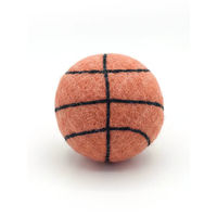 Produktbild von Basketball BUDDY Hundespielzeug aus Schafwolle orange und schwimmfähig