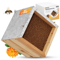 Produktbild von BEESI Bienenhotel Insektenhotel aus Holz mit Metalldach und 600 Pappen-Nisthülsen 6 und 8 mm Durchmesser Braun