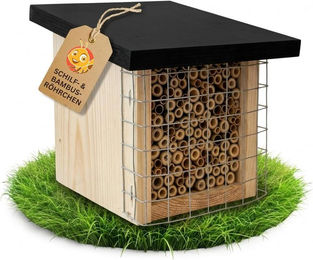 BEESI Insektenhotel aus Holz mit Multiplex-Dach, Bambus und Schilf sowie Vogelschutz-Gitter in Braun – Bild 1 von 5
