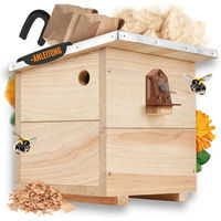 Produktbild von BEESI Insektenhotel Hummelhaus groß aus Holz mit Vorbau und Wachsmottensperre inkl. Kapok und Holzspänen Braun 32 x 26,8 x 31,5 cm