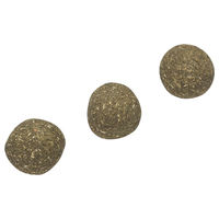 Produktbild von Beeztees Heuball mit Ringelblume und getrockneten Kräutern für Kaninchen und Nager 3 Stück