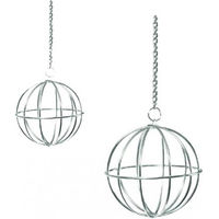 Produktbild von Beeztees Heuraufe Futterball aus Metall für Kaninchen und Nager in Silber und Grün Durchmesser 12 cm