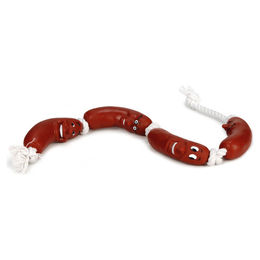 Produktbild von Beeztees Hundespielzeug Wurst mit Seil aus Vinyl in Braun und Rot 65 x 5,5 x 3,5 cm