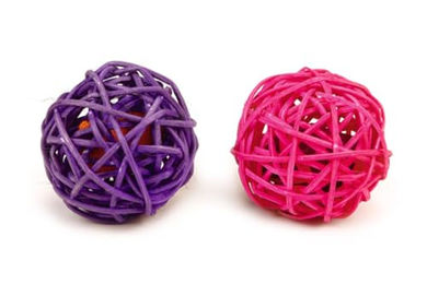 Beeztees Katzenspielzeug Rattan Ball mit Katzenminze aus Weide lila/rosa 2 Stück – Bild 1 von 3