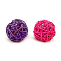 Produktbild von Beeztees Katzenspielzeug Rattan Ball mit Katzenminze aus Weide lila/rosa 2 Stück