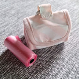 Beeztees Kotbeutelspender mit Tasche und Welpenbeuteln in Rosa - 40 Stk. – Bild 1 von 5