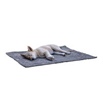 Produktbild von Beeztees Nano Plaid Chill Kuzzi Hundedecke aus Fleece Grau 102 x 127 cm
