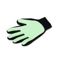 Produktbild von Beeztees Rubby Pflegehandschuh für Hunde in Grün 24x18x1 cm