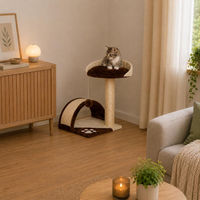 Produktbild von belviona Katzenkratzbaum kompakt mit Sisal-Kratzflächen und Spielzeug für kleine bis mittelgroße Katzen und Kitten in Braun/Beige