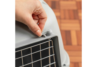 Produktbild von belviona Tiertransportbox aus Kunststoff mit Metalltür für Katzen bis 15 kg Grau