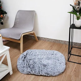 Produktbild von Bobby Poilu Hundekissen aus Plüsch für Hunde und Katzen, rutschfester Donut in Schwarz/Weiß, 103 x 72 x 20 cm