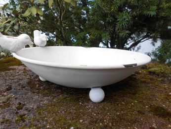 Produktbild von Bodenfutterstation für Vögel aus massivem Metall in Antikweiß Shabby Chic