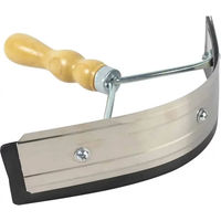 Produktbild von Borstiq Striegel mit Holzgriff in Braun und Silber
