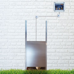 Produktbild von Breker Automatische Hühnerklappe mit Zeitschaltuhr aus Aluminium in Silber 22 x 32 cm inklusive Umlenkrollen