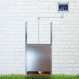 Produktbild von Breker Automatische Hühnerklappe mit Zeitschaltuhr aus Aluminium in Silber 30 x 40 cm inklusive Umlenkrollen