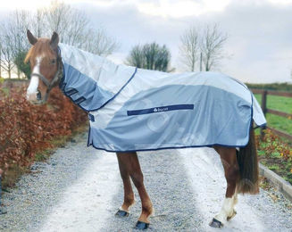 Bucas Buzz-Off Rain & Neck wasserdichte Fliegendecke für Pferde mit abnehmbarem Halsteil Silber/Blau - 1 Stk. – Bild 1 von 7