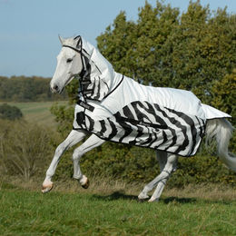 Produktbild von Bucas Buzz-Off Rain Pferdedecke mit Hals mit Zebra-Muster in Schwarz Weiß Bunt aus Polyester