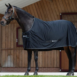 Produktbild von Bucas Shamrock Power Pferdedecke aus Polyester in Blau oder Schwarz Größe 140