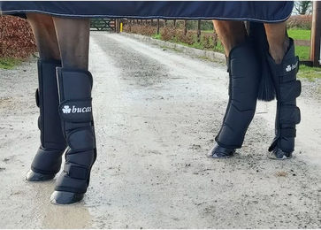Bucas Transportgamaschen aus Nylon für Pferde in Schwarz – Bild 1 von 4