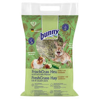 Produktbild von Bunny Nature FrischGras Heu mit Gurke und roter Kornblume für Kaninchen 500 g vegan