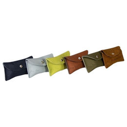 Produktbild von Bunter Kotbeutelspender aus Leder mit Lederband