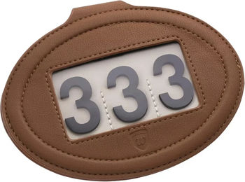 Produktbild von By Wilton Reitnummernschild Large aus Kunststoff in Schwarz oder Braun