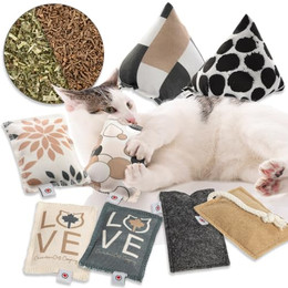 Produktbild von Canadian Cat Company Katzen Schmusekissen- & Spielkissen Pyramiden 8er Set mit Katzenminze & Baldrian