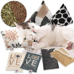Produktbild von Canadian Cat Company Katzen Schmusekissen- & Spielkissen Pyramiden Set mit Baldrianfüllung