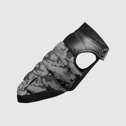 Produktbild von Canada Pooch Hundeweste Summit Stretch Vest Black Camo wasserabweisend mit Fleece für mittlere Rassen