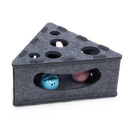 Canadian Cat Company Interaktives Intelligenzspielzeug Käsekästchen Dreieck aus Filz für Katzen in Grau – Bild 1 von 13