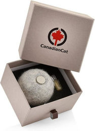 Canadian Cat Company Katzen-Beschäftigungsspielzeug Filzball mit Duftfach und Katzenminze in Grau – Bild 1 von 3