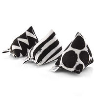 Produktbild von CanadianCat Company 3er Set Mini Pyramiden Katzenkissen mit Katzenminze in Schwarz-Weiß