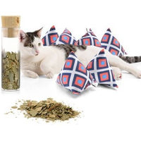 Produktbild von CanadianCat Company 6er Set Schmuse-Pyramide XL Nordic Karo Katzenkissen mit Katzenminze